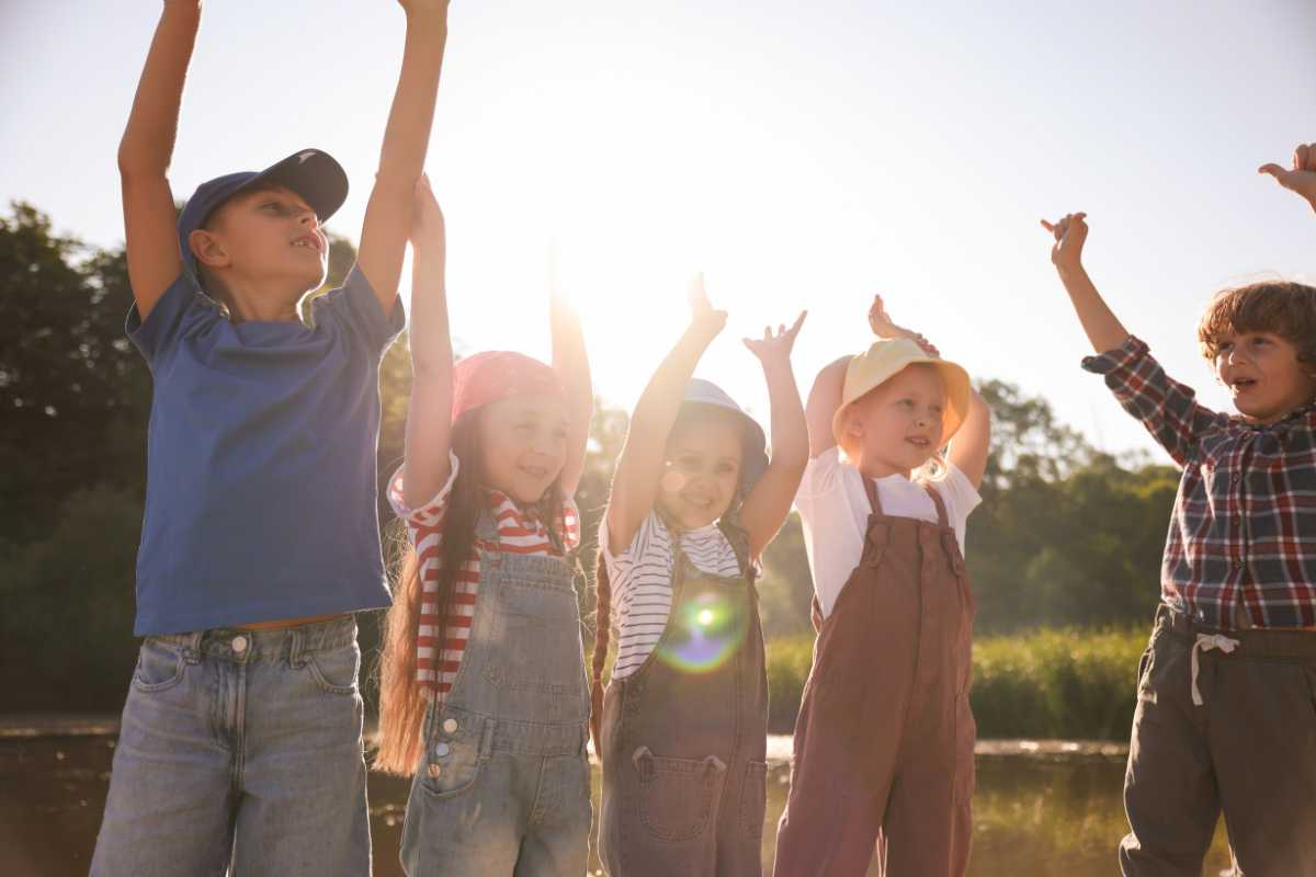 Tratto di spiaggia attrezzata con giochi per bambini, famiglie, stabilimenti balneari ordinati, atmosfera rilassata tipica di Bellaria, vista mare con fondale basso