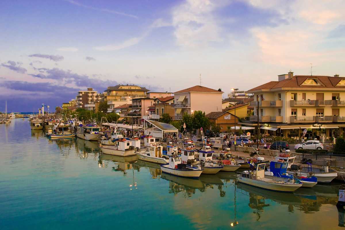 Vista panoramica della spiaggia di Bellaria al mattino, con piste ciclabili e biciclette in primo piano, atmosfera rilassata di inizio estate