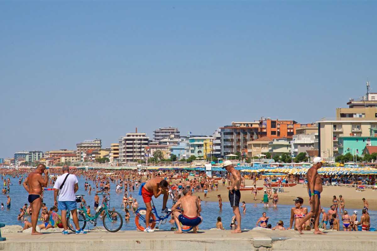 Scorcio di pista ciclabile immersa nel verde tra Bellaria e Cesenatico, ciclisti in movimento, cielo sereno di giugno